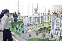 Cả nhà đầu tư và doanh nghiệp đều mong dịch bệnh sớm được kiểm soát để “cuộc đua” bung hàng trở lại. Ảnh: Lê Toàn