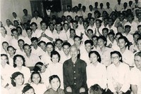 Chủ tịch Hồ Chí Minh chụp ảnh lưu niệm với các đại biểu dự Đại hội lần thứ III Hội Nhà báo Việt Nam (tháng 9/1962).