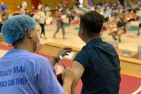 Một số quốc gia đã xem xét và triển khai tiêm mũi 1 vắc-xin AstraZeneca và tiêm mũi 2 bằng vắc-xin của Pfizer.