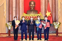Chủ tịch nước Nguyễn Xuân Phúc trao Quyết định và chúc mừng các Phó Thủ tướng. (Ảnh: Nhật Bắc)
