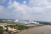 Khu công nghiệp Bình Minh (thị xã Bình Minh, tỉnh Vĩnh Long) nhìn từ sông Hậu.