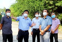 Chủ tịch UBND tỉnh Đồng Tháp Phạm Thiện Nghĩa (thứ hai, từ trái sang) kiểm tra, đôn đốc công tác phòng, chống Covid-19 tại TP. Cao Lãnh