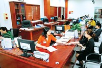 Phát phiếu trả kết quả làm thủ tục hành chính của Sở Kế hoạch và Đầu tư Hải Dương Ảnh : T.C