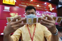 Giá vàng trong nước cao hơn nhiều giá vàng thế giới và biên độ mua - bán của các cửa hàng vàng ở mức cao