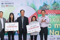 Quỹ từ thiện Vì trẻ em Việt Nam trao học bổng cho các học sinh, sinh viên có hoàn cảnh khó khăn đạt thành tích xuất sắc trong học tập