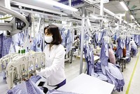 Ngành dệt may đang không thiếu đơn hàng, song vấn đề hiện nay là khả năng thiếu lao động. Ảnh: Đ.T
