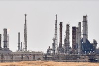 Một cơ sở khai thác dầu gần khu vực al-Khurj, Saudi Arabia. Ảnh: AFP/TTXVN