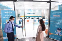 Covid-19 đã “ngấm” sâu hơn vào hoạt động ngân hàng. Ảnh: Dũng Minh
