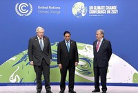 Thủ tướng Anh Boris Johnson và Tổng Thư ký Liên hợp quốc Antonio Guterres đón Thủ tướng Phạm Minh Chính đến dự Hội nghị COP26. (Ảnh: TTXVN)