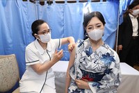 Nhân viên y tế tiêm vaccine phòng COVID-19 cho người dân tại Tokyo, Nhật Bản. Ảnh: AFP/TTXVN