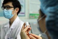Theo Sở Y tế Hà Nội, khoảng cách giữa mũi tiêm bổ sung và mũi cuối cùng của liều cơ bản là từ 28 ngày đến 3 tháng