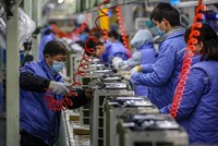 Một dây chuyền sản xuất máy điều hòa không khí tại TP. Vũ Hán, Trung Quốc. Ảnh: AFP