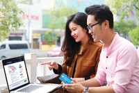 Công nghệ số hóa có tính hấp dẫn khó cưỡng, kể cả với người dùng dịch vụ ngân hàng. Ảnh: Dũng Minh