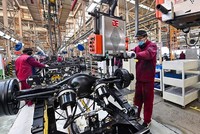 Công nhân làm việc bên dây truyền lắp ráp xe tải của nhà máy ô tô JAC, tỉnh Sơn Đông, Trung Quốc. Ảnh: AFP