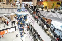 Lượng khách đến tham quan mua sắm tại Aeon Mall Hải Phòng trung bình mỗi ngày đón nhận 8.000-10.000 khách tham quan và mua sắm. Ảnh: VQ