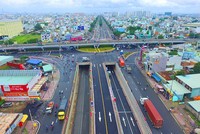 Hoàn thiện Luật Giao thông đường bộ và nâng cấp hạ tầng giao thông là yêu cầu bức thiết hiện nay. Trong ảnh: Nút giao thông An Sương (TP.HCM). Ảnh: Đức Thanh