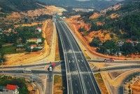 Dự án đường bộ cao tốc Bắc - Nam phía Đông giai đoạn 2021 - 2025 được chia thành 12 dự án thành phần theo hình thức đầu tư công.