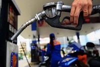 Cung ứng, điều hành giá xăng dầu là vấn đề rất nóng trong thời gian gần đây (Ảnh minh hoạ) .