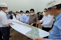 Bí thư Thành ủy Trần Lưu Quang (áo nâu xám) cùng lãnh đạo thành phố, các ngành chức năng thực địa kiểm tra toàn tuyến các dự án chiều ngày 15/3/2022. Ảnh: Thu Lê.