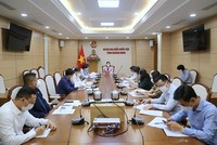 Bà Nguyễn Thị Hạnh, Phó Chủ tịch UBND tỉnh Quảng Ninh kiểm tra công tác chuẩn bị tổ chức sự kiện.