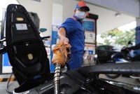 Với việc giảm giá trên thị trường thế giới, kỳ điều chỉnh 12/4, ước tính giá xăng dầu có thể giảm 600- 800 đồng/lít.