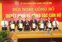 Chủ tịch UBND TP Chu Ngọc Anh trao quyết định và chúc mừng lãnh đạo Ban Quản lý dự án đầu tư xây dựng công trình dân dụng thành phố. (Ảnh: Phú Khánh)