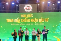 Ông Nguyễn Văn Được, Bí thư Tỉnh ủy Long An (thứ 3 từ phải sang) và ông Nguyễn Văn Út, Chủ tịch UBND tỉnh Long An (thứ 3 từ trái sang) trao giấy chứng nhận đăng ký đầu tư cho các doanh nghiệp đầu tư vào khu công nghiệp