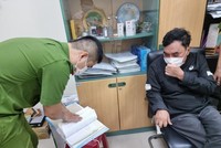 Cơ quan Công an thực hiện khám xét nơi làm việc của ông Nguyễn Quang Trung tại 38 Nguyễn Chí Thanh, quận Hải Châu. (Nguồn: Công an Nhân dân).