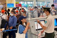 Sân bay Nội Bài: Hàng trăm khách vướng giấy tờ tùy thân khi bay