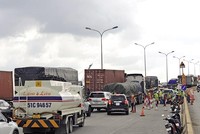 Dòng xe container kẹt cứng trên cầu Phú Mỹ để vào cảng Cát Lái