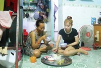 Gia đình một công nhân đã ở trọ hơn 10 năm tại Đồng Nai. Ảnh: Lê Toàn