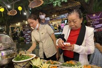 Các gian hàng giới thiệu và bán đặc sản, món ngon theo từng vùng miền