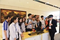 Nhóm khách hàng trẻ thích công nghệ là đối tượng chính của bảo hiểm “ngách”. Ảnh: Dũng Minh