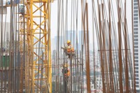 Môi trường lao động khắc nghiệt, nhưng thu nhập kém cạnh tranh khiến ngành xây dựng kém sức hút. Ảnh: Dũng Minh