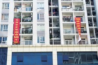 Cư dân chung cư Mỹ Sơn Tower căng băng-rôn yêu cầu chủ đầu tư Công ty Mỹ Sơn hoàn thiện nghiệm thu phòng cháy, chữa cháy.
