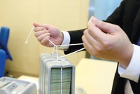 Để kiểm soát lạm phát, ổn định kinh tế vĩ mô buộc Ngân hàng Nhà nước phải thực hiện chính sách thắt chặt tiền tệ