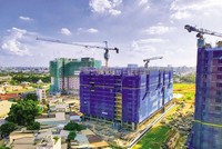 Thị trường trầm lắng, nhiều dự án phải tạm dừng xây dựng vì thiếu vốn. Ảnh: Lê Toàn