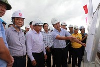 Bộ trưởng Nguyễn Văn Thắng nghe Ban quản lý dự án Thăng Long báo cáo tiến độ thi công cao tốc Mai Sơn - Quốc lộ 45.