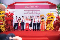 Trao thưởng trúng giải đặc biệt 1 tỷ đồng cho khách hàng Hoàng Thị Bình gửi tiết kiệm tại Agribank chi nhánh huyện Nghi Lộc, tỉnh Nghệ An có mã số trúng thưởng là 1395469 của Chương trình Tiết kiệm dự thưởng “Cùng Agribank - Tăng nhanh tài lộc”
