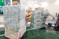 Nợ xấu có xu hướng tăng nhanh trong bối cảnh thanh khoản hạn chế đang khiến nhiều ngân hàng tăng tốc thu hồi công nợ và xử lý nợ xấu. Ảnh: Đức Thanh