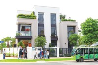 Khách hàng tìm hiểu dự án Aquacity Đồng Nai, 1 trong 3 dự án trọng điểm của Novaland. Ảnh: Trọng Tín