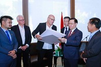 Chủ tịch Quốc hội Vương Đình Huệ tiếp Bộ trưởng Bộ Ngân khố Bang Victoria Tim Pallas, đại diện Tập đoàn Linfox, Tập đoàn Elenberg Fraser và Sinclair Brook - (Ảnh: Doãn Tấn/TTXVN).