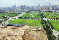 Nhiều dự án bất động sản bị đình trệ do chủ đầu tư khó tiếp cận vốn. Ảnh: Đức Thanh