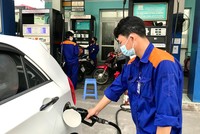 Thuế bảo vệ môi trường của xăng được đề xuất giảm từ 4.000 đồng/lít xuống mức sàn 1.000 đồng/lít.