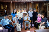 Du khách quốc tế khám phá Làng cổ Đường Lâm.