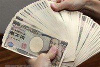 Kiểm tiền mệnh giá 10.000 yen Nhật Bản tại thủ đô Tokyo. (Ảnh: AFP/TTXVN)