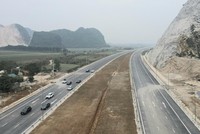 Một số phương tiện cơ giới được phân luồng đi trên cao tốc Mai Sơn - Quốc lộ 45 vào sáng nay.