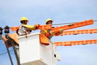 Phương án nào cho giá bán lẻ điện bình quân năm 2023?