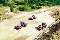 Giải phóng mặt bằng là một trong những nút thắt lớn nhất khiến giải ngân vốn đầu tư công còn chậm. Trong ảnh: Thi công cao tốc Bắc - Nam đoạn Cam Lâm - Vĩnh Hảo.