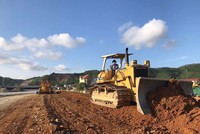 Tính đến cuối tháng 10/2022, các gói thầu thuộc Dự án cao tốc Nghi Sơn - Diễn Châu thi công ước đạt 48,2% giá trị hợp đồng. Ảnh: A.M